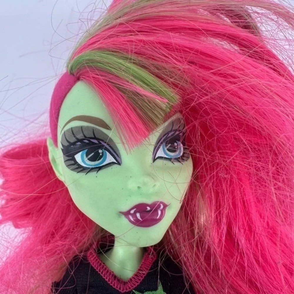 Monster High 2008 Mattel Venus McFlytrap Doll Pink Hair Green Outfit‎ Shoes